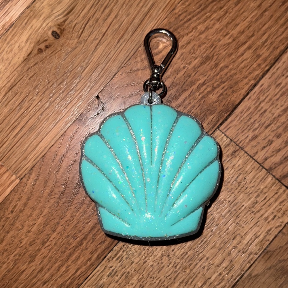 Bath & Body Works Seashell Hand Sanitizer Holder NEW without tags - Picture 2 of 3